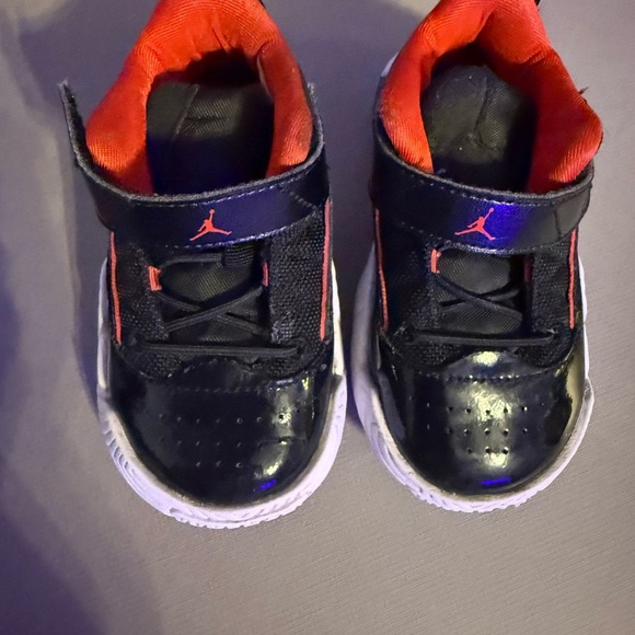 Boys Michael Jordan Stay Loyal shoes in black & red. Size 6 C EUC - Picture 4 of 7